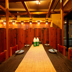 落ち着いた照明と木目に包まれるような空間。