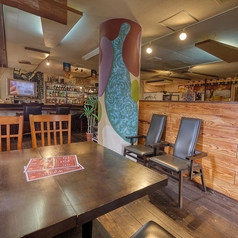 明るく開放感のある店内には、座敷・椅子から選べる4名席をご用意。掘りごたつでゆったり過ごしたい方も、椅子で気軽に楽しみたい方も、それぞれの過ごし方に合わせて快適にご利用いただけます。シーンに合わせて選べる心地よい空間が魅力です。