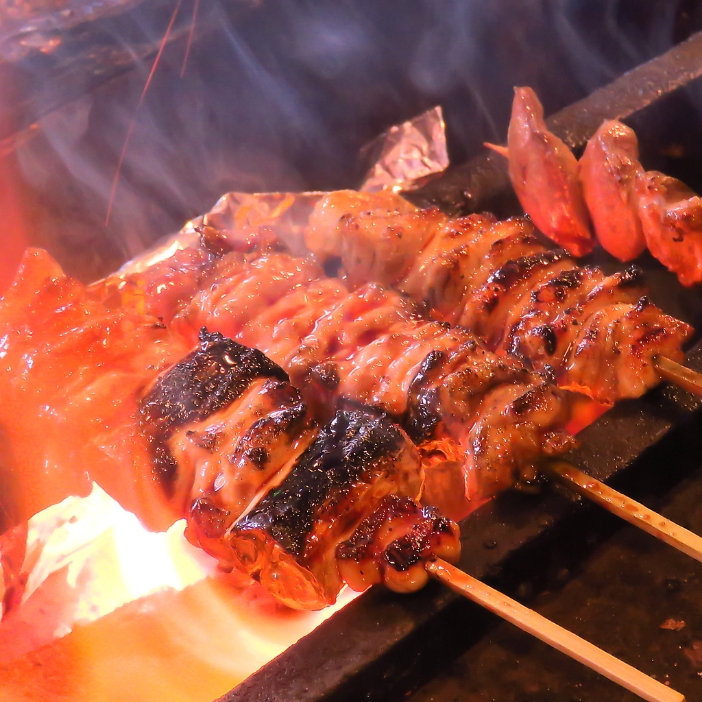 炭火で丁寧に焼き上げた自慢の焼き鳥を種類豊富にご用意しております。数量限定の希少部位はお早めに