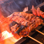 炭火で丁寧に焼き上げた自慢の焼き鳥を種類豊富にご用意しております。数量限定の希少部位はお早めに