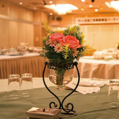 【別料金で吊り看板や装花のご用意も】格式あるご宴会をより一層華やかに演出する看板やお花も飾ることができます。無料でステージもご利用いただけますので、ゲストの印象に残る幅広い演出が可能です。当ホテルで充実したひとときをお過ごしください。