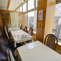 【開放感のある店内には、様々なテーブル席をご用意◎】