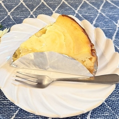 当店こだわりのベイクドチーズケーキをテイクアウトで♪