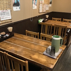 テーブルは4名様を2卓ご用意しております。2～4名様までご案内可能ですので、ぜひご利用ください！