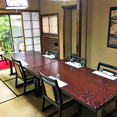 【垂柳(スイリュウ)の間】手水鉢を眺められる、静かで心落ち着くお部屋です。時折、庭に遊びに来る野鳥の姿に癒やされる、情緒豊かな空間。親しいご友人とのお食事や、静かに語り合いたいお集まりの席に、特別な安らぎを提供いたします。