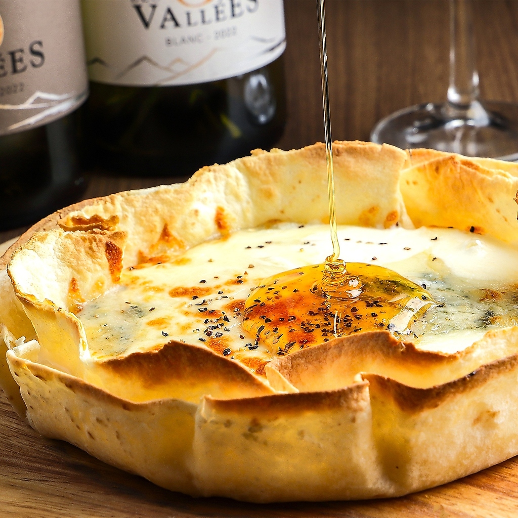 【シカゴピザ】もちもち＆サクサク食感の2種類の生地にとろ～りチーズ＆生はちみつがたまらない！