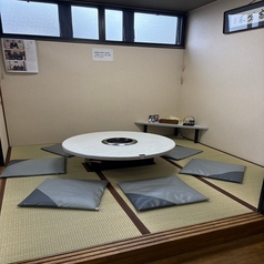 家族や友人と顔を合わせながら、和気あいあいと食事を楽しめる円卓のお座敷席です。畳の温もりを感じる広々とした空間は、お子様連れでも安心して過ごせるため、ご家族での団らんや少人数の宴会にも最適。ゆったりとくつろげるプライベートな空間で、自慢の焼肉を心ゆくまでご堪能ください。
