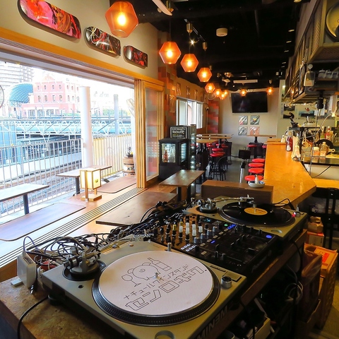恵比寿テラスのDJ酒場。心地よい音楽とナチュールワイン、自慢の焼きとんを。