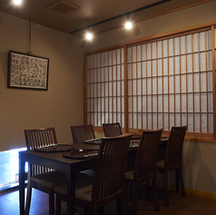 仕切りでお部屋を区切った、2～10名様までご案内可能な半個室です。お仲間やご家族でのお食事にご利用ください。