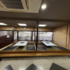 落ち着いた和の情緒が漂うお座敷席は、足を伸ばしてゆったりと寛げる広々とした空間です。石壁調のモダンな内装と畳の温もりが調和し、ご家族連れや大切な方との会食に最適な心地よさを演出します。ぜひ当店で、思い出に残る楽しい時間をお過ごしください。ご来店を心よりお待ちしております。