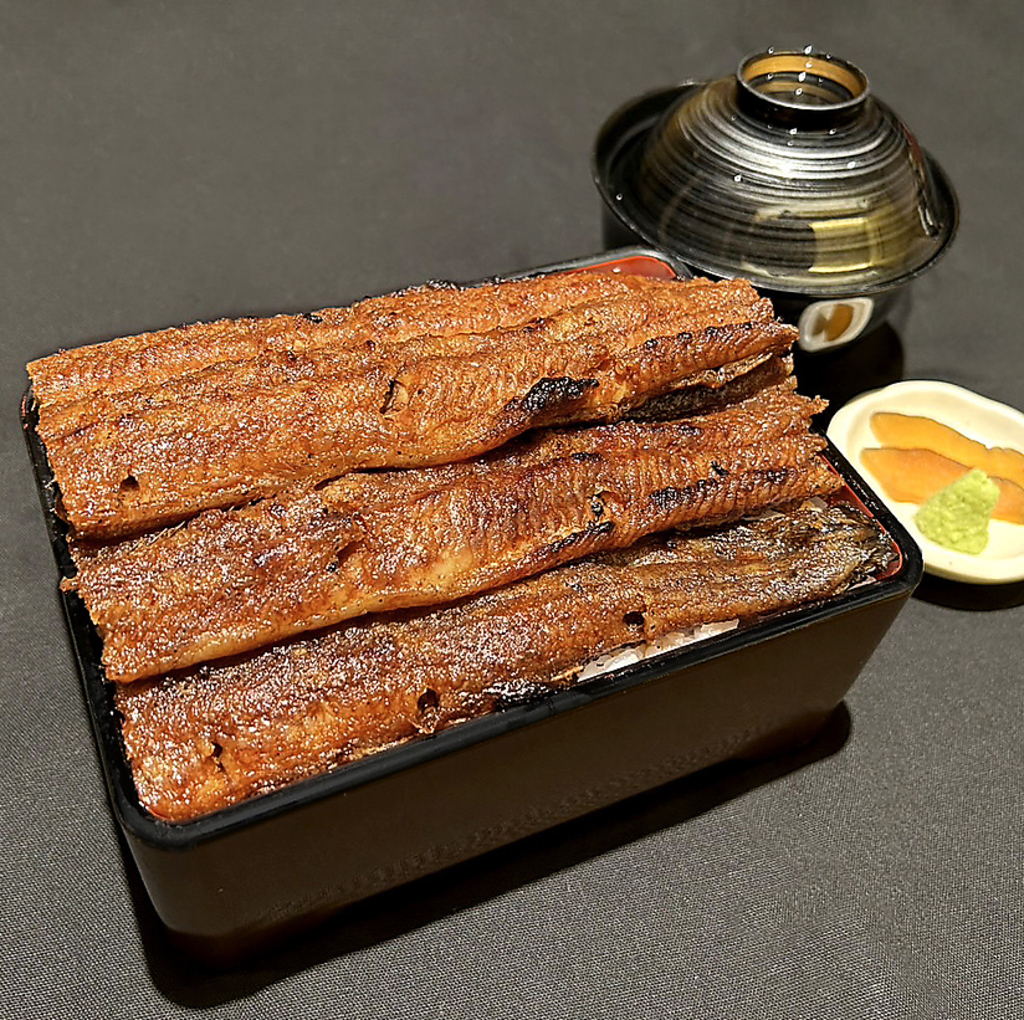 特上うな重でございます。鰻を贅沢に一本半使用しております。
