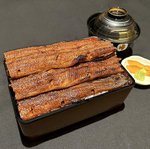 特上うな重でございます。鰻を贅沢に一本半使用しております。