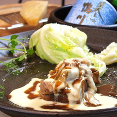 豪州産仔羊肩肉と地酒の煮込み　キャベツも食感と旨味　食欲を漂う芳香なパルメジャーノ・レジャーノ