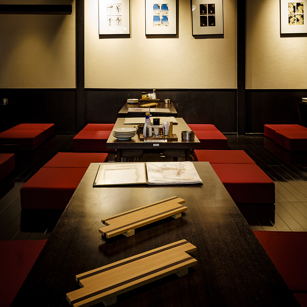 店内にはゆったりソファーのお席や雰囲気のある掘りごたつのお席など多彩にご用意