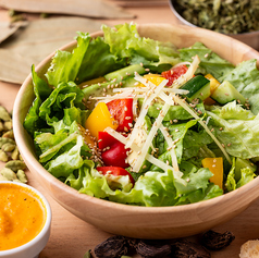 全てのセットにサラダスープ＆ソフトドリンク付き