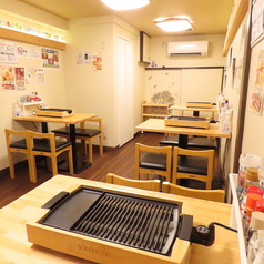 4人様掛けのテーブル4席4卓をご用意しております。明るく清潔感あふれる店内は、シンプルな木のテーブルと椅子が並び、居心地の良さを追求しています。囲炉裏を囲むスタイルが、会話を弾ませる温かい雰囲気を演出。友人や家族との大切な時間を心ゆくまで楽しむことができ、思い出に残る食事が待っています。