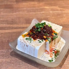 ピリ辛ラー油の胡麻タレ豆腐