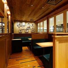 店内限定2席の、大人数でもワイワイ楽しめる大型ソファー席です。落ち着いたブルーのソファーでゆったりとくつろげ、周囲を気にせず楽しめます。同窓会や歓迎会・送別会などの集まりに最適です。