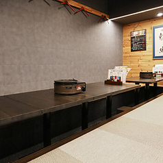 足を伸ばしてゆっくりと寛げる掘りごたつ席をご用意しております。和の温もりを感じる空間で、時間を忘れてゆったりとお過ごしいただけます。大人数でのご宴会や歓送迎会などにぴったりです。