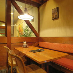 店内には、ゆったりと過ごせる4名掛けテーブルを全10卓ご用意。テーブル同士を連結して大人数用にレイアウト変更することも可能です。少人数でのお食事はもちろん、女子会・会社宴会・ご家族でのお食事・小規模なパーティーなど、幅広いシーンに合わせて柔軟にご利用いただけます。