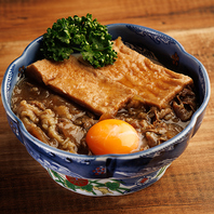 まずは一杯！名物の煮込みをお楽しみください