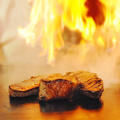 目の前で魅せる臨場感あふれる鉄板焼きの技