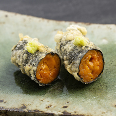 【旭川で味わえる大人の逸品】特別なひとときにふさわしい魚介と野菜の天ぷら『うにの大葉巻き』の写真