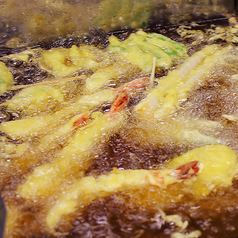 熱々、揚げたて！天ぷらは1つから気軽にどうぞ！の写真