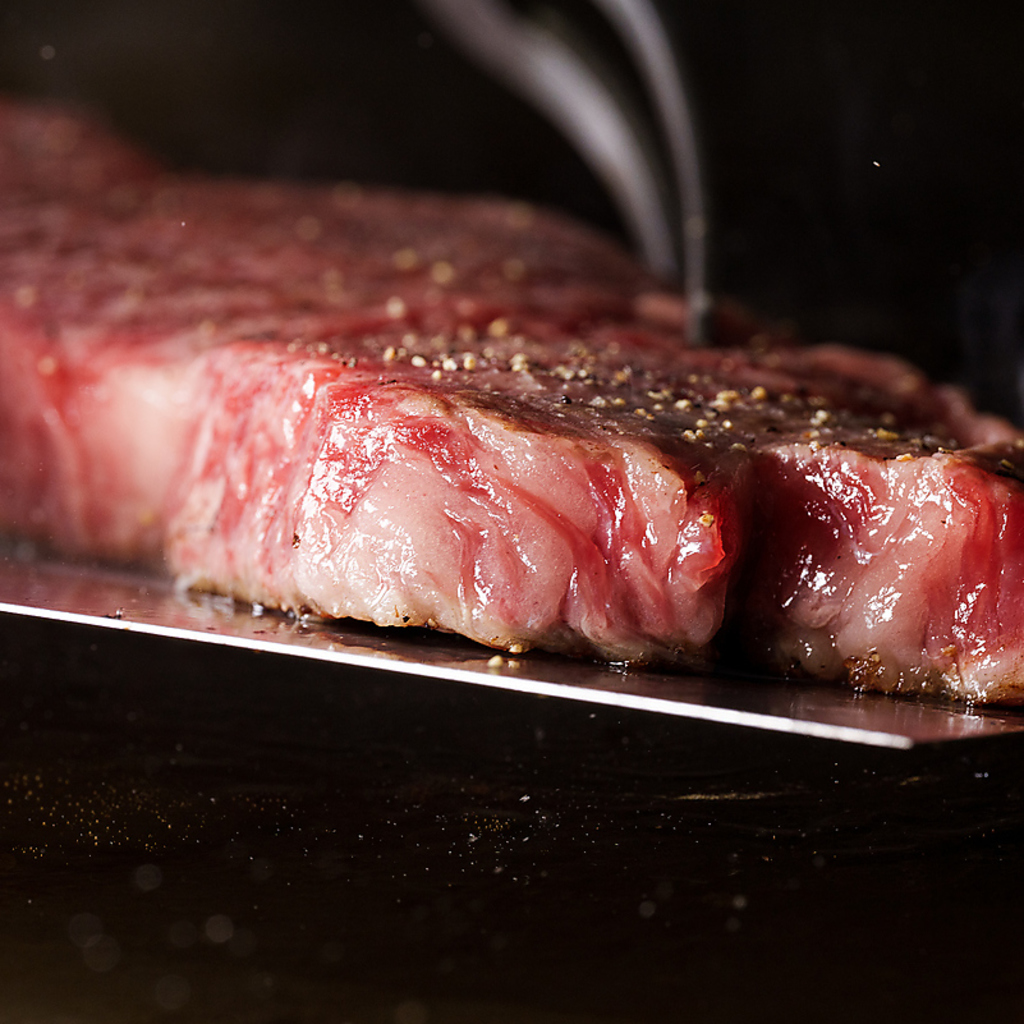 当店が仕入れる肉はどれも最高級な部位のみ。口の中に入れた瞬間とろけてしまう贅沢な逸品です