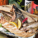 ホッケ一夜干しやマグロカマ焼きなど焼き魚も充実♪レモンをかけてさっぱりと食べていただくのもアリ