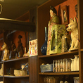 「伍味酉（ごみとり）」の醍醐味の一つは、店内に飾られる骨董品が醸し出すレトロな雰囲気。先代が収集したその骨董品の数々を鑑賞してみるのもオススメ。