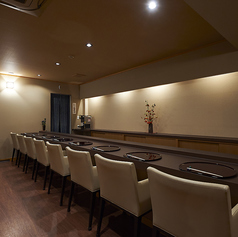 カウンター席は、全部で8席ご用意しております。落ち着いた雰囲気の中で、ゆっくりとお食事をお愉しみいただけます。