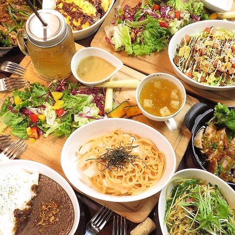 緑あふれる広々とした空間と全席ソファの個室で非日常を体験してください