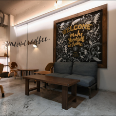 ゆったりとくつろいでいただけるソファー席もございます。