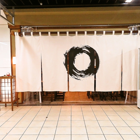 静岡駅地下街。駅から雨にも濡れず直結で行ける【大衆酒場】白い大きな暖簾が目印！