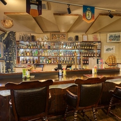 一人飲みはもちろん、デートや友人との語らいにも使える万能なカウンター席が魅力の当店。程よい距離感の座席配置と落ち着いた雰囲気で、誰と来ても心地よく過ごせます。