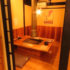 周囲を気にせずくつろげる、落ち着いた和の個室を完備◎。プライベートな空間が確保されているため、小さなお子様連れのご家族や大切な方との会食、接待など、あらゆるシーンに最適。木の温もりを感じる上質な個室で、炭火を囲みながら鮮度抜群の地鶏を心ゆくまで堪能できる、至福のひとときを提供します。