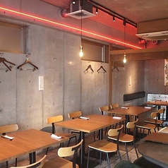 コンクリート打ちっぱなしのスタイリッシュな空間で、こだわりの〈モダンスチーム中華×30種以上のワイン〉をお楽しみください。
