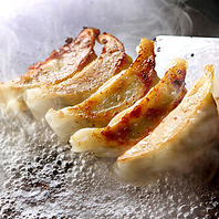 外はパリッ、中はジュワッ！鉄板で焼き上げる名物餃子