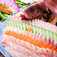 水槽から取り出したばかりの魚介を使った韓国式刺身盛り