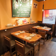 落ち着いた黄色やレンガ柄を基調とした可愛らしい内装◎