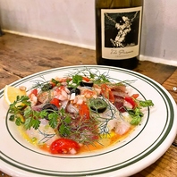 自慢の魚介料理の数々。美味しいお酒と一緒にどうぞ！