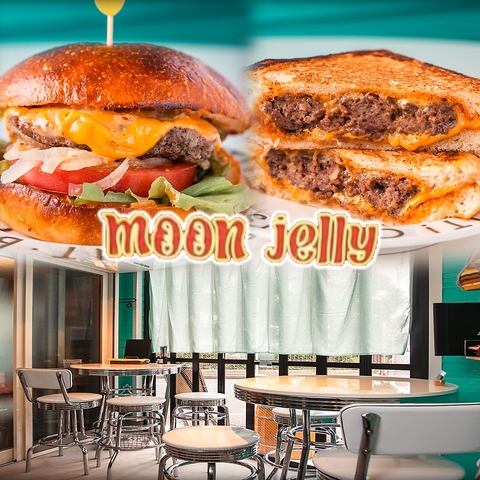 手作りパンと焙煎珈琲が自慢なお店。ダイナー空間で飲むビールとハンバーガーは最高！