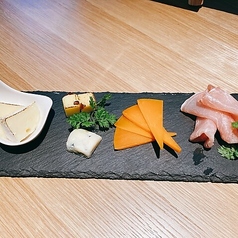 生ハムとチーズ盛り