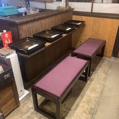 熟練の職人が目の前で握る様子を堪能できる特等席です。一貫ごとに丁寧な手さばきを眺めながら、新鮮な瀬戸内の幸を味わう贅沢なひとときを過ごせます。お一人様やカップルでのご利用に最適です。