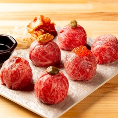 むにオリジナル　ついつい食べ過ぎてしまう一口サイズの『肉手毬寿司』の写真