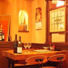 【テーブル席】曜日によって、翌1時又は翌3時まで営業しています。お酒を豊富にご用意していますので、夜にシッポリお酒を嗜みたいときにも最適です。