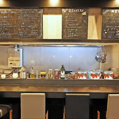 【カウンター席：1～2名様】お一人様でも気軽にお食事を楽しめるカウンター席。目の前で調理する様子を眺めながら、出来立ての料理をご堪能いただけます。ライブ感あふれる特等席で当店自慢の逸品を、存分にお楽しみください。2名様まで