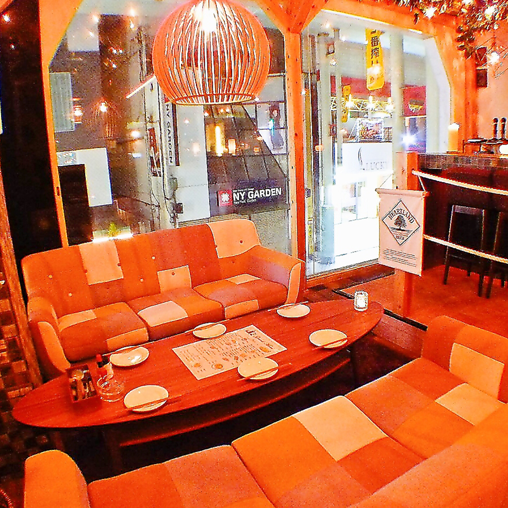 4人掛けの席♪ソファーだからゆったりと過ごせます！　女子会　2時間飲み放題付き9品4500円～