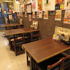 活気あふれる店内には2名様用のテーブル席が全部で2卓あります。テーブル席は組み合わせ可能なので、少人数でのお食事から、職場の歓送迎会など各種宴会まで幅広くご利用いただけます。